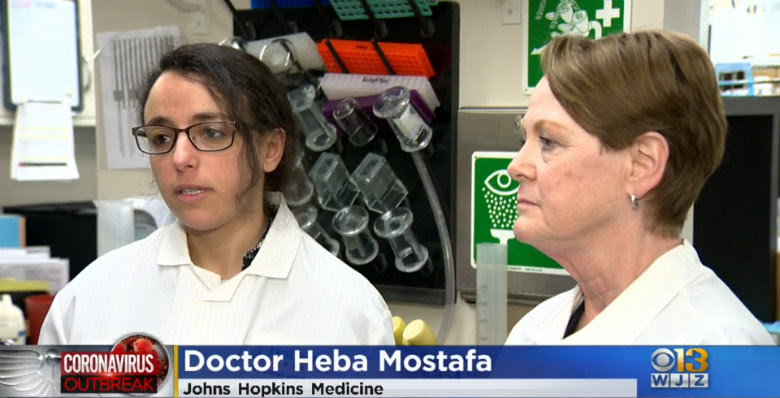 الطبيبة المصرية يسار الصورة