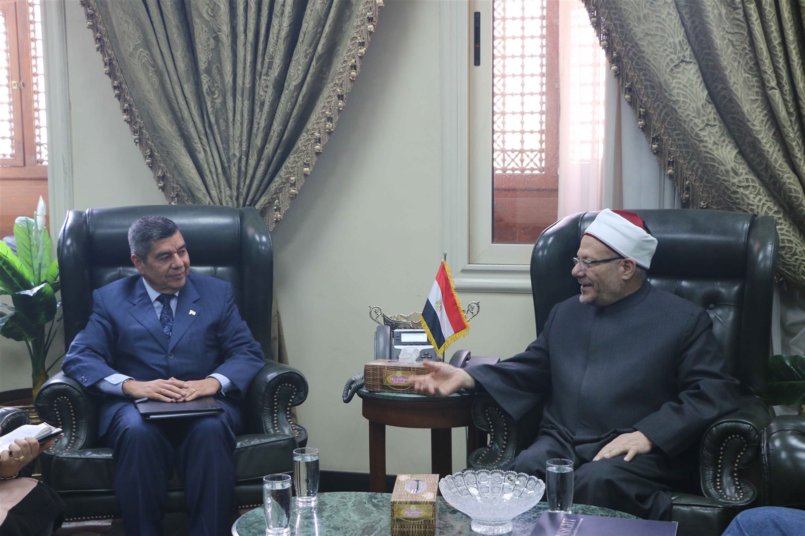 مفتي الجمهورية خلال لقائه بسفير فنزويلا 