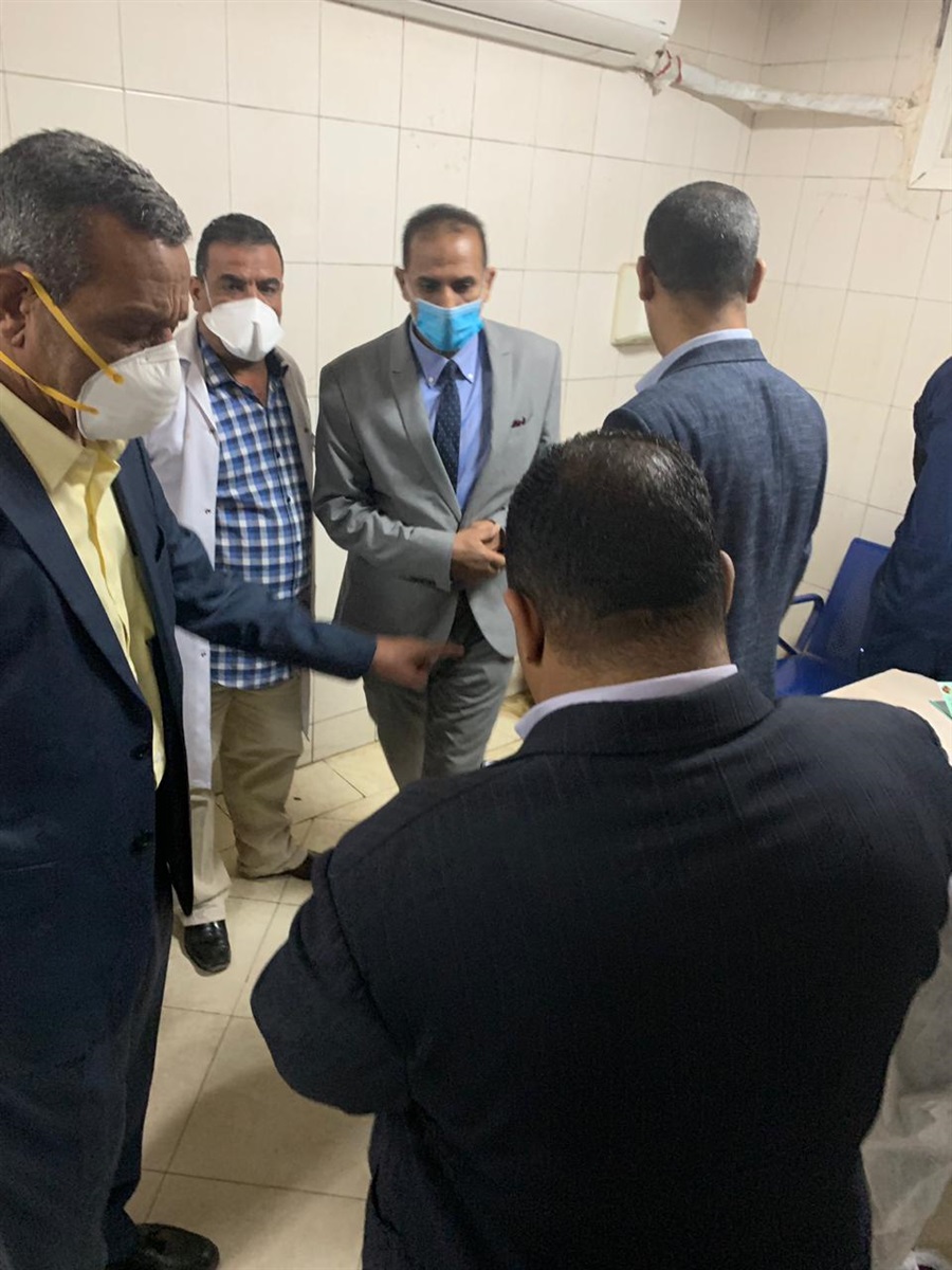 رئيس جامعة أسوان يتفقد أعمال التعقيم والرش بالمستشفى الجامعى