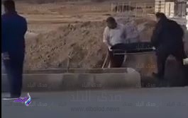 دفن موتى كورونا على جانبي الطريق في إيران
