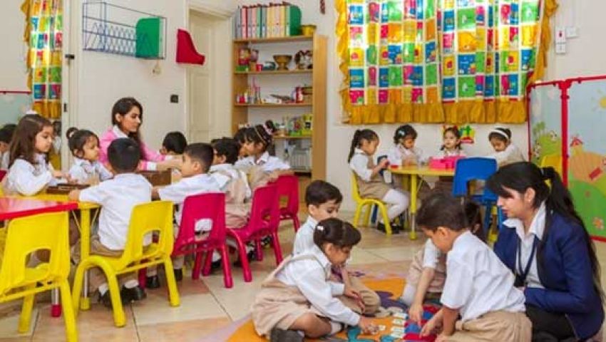 طلاب بـ مدرسة