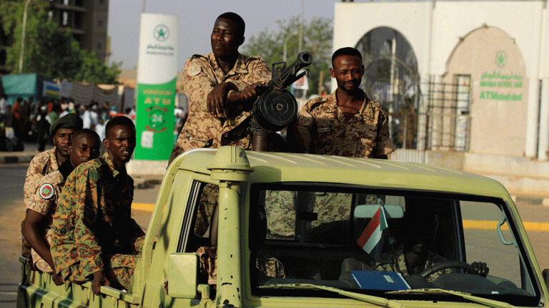 الجيش السوداني يغلق شوارع رئيسة بالخرطوم