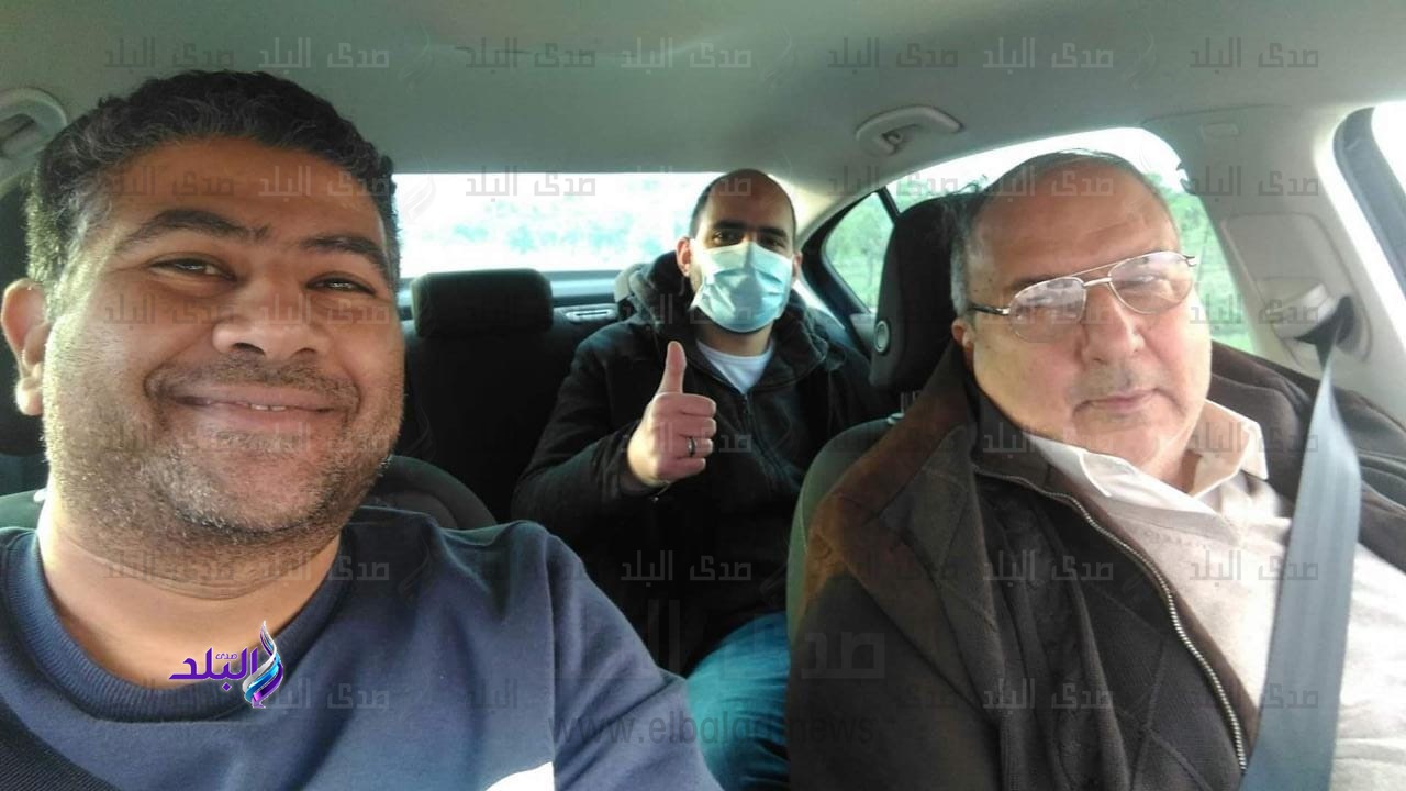 طبيب دمياط المصاب بفيروس كورونا مع أصدقاءه
