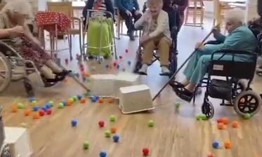 كبار السن يتحدون كورونا باللعب