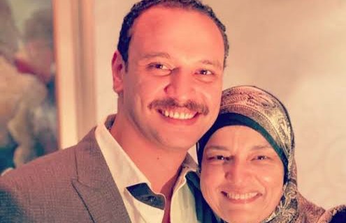 احمد خالد صالح ووالدته