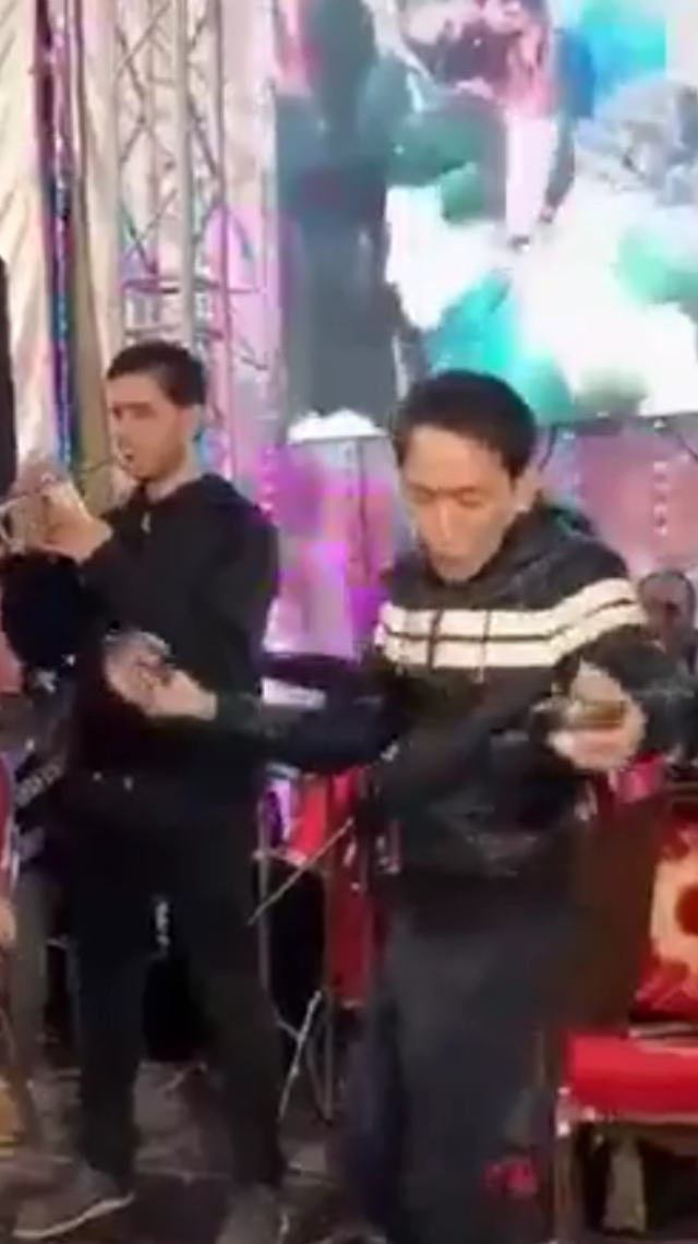 صيني يرقص على أنغام مهرجان كورونا 