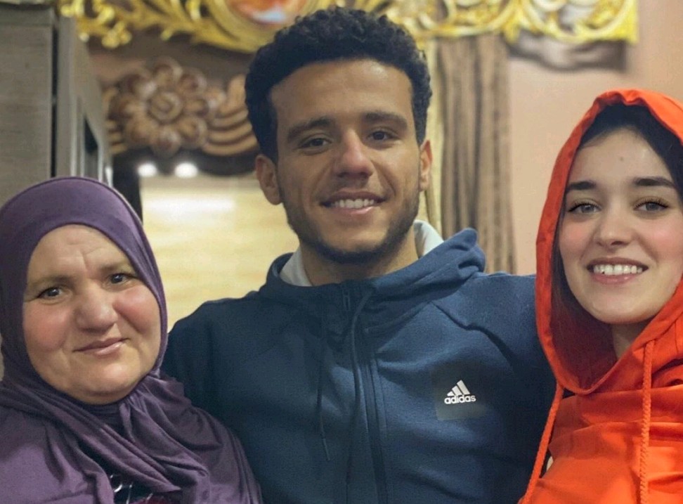 مصطفى فتحى ووالدته