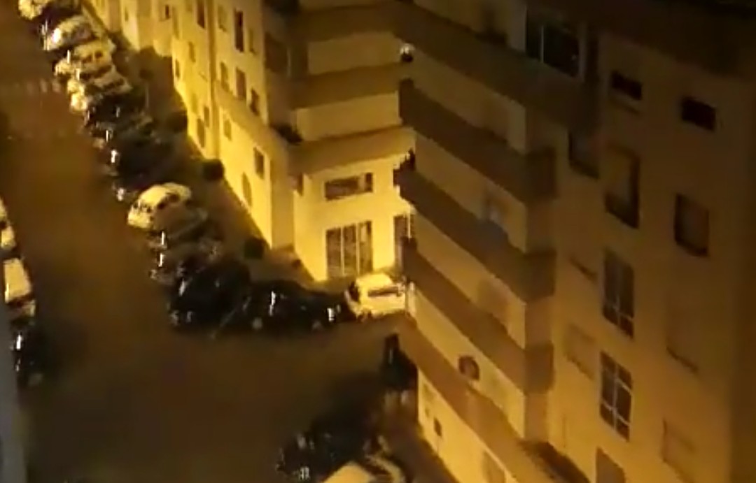 المغاربة يتضرعون الى الله بالدعاء 