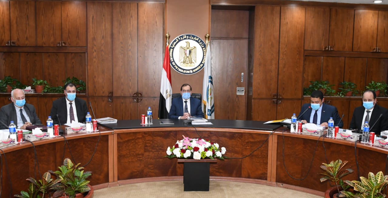 وزير البترول بالكمامة