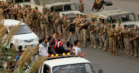 الجيش اللبناني يستخدم المروحيات لنشر تعليمات الحجر الصحي
