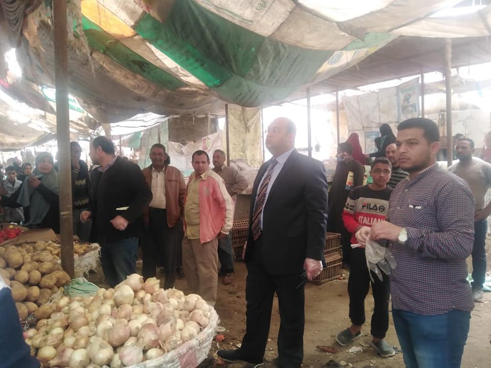 جولة نائب محافظة الجيزة بسوق الصف