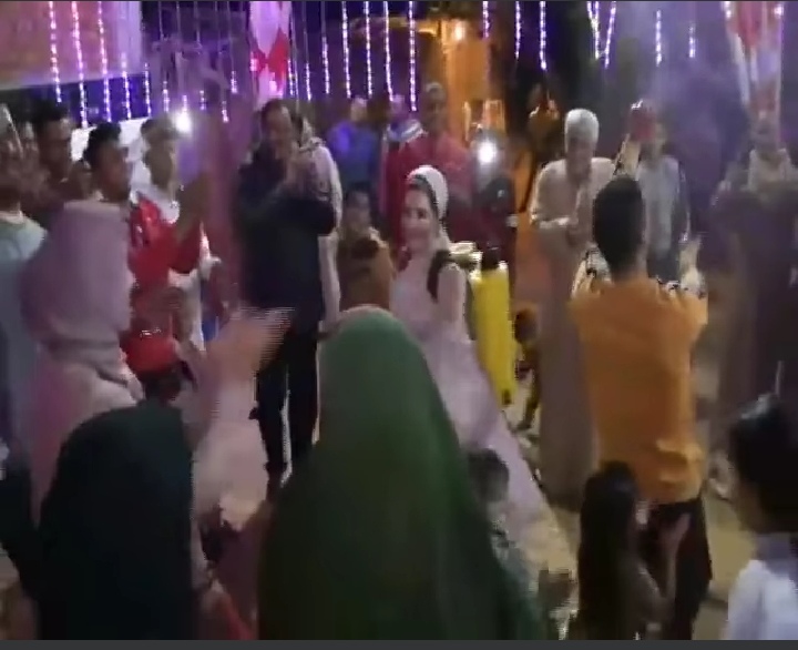 في زمن الكورونا ... عروس ترش مطهرات وكحول على المعازيم