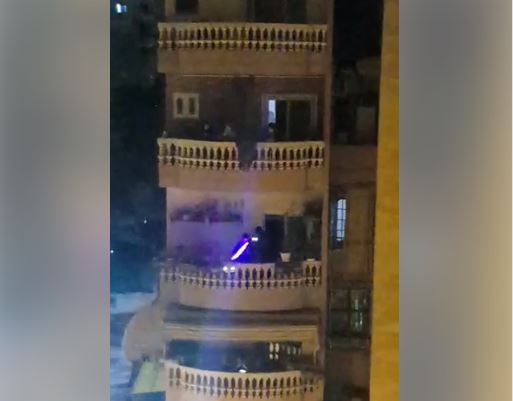 شاب مصري يعزف الكمان من شرفة منزله
