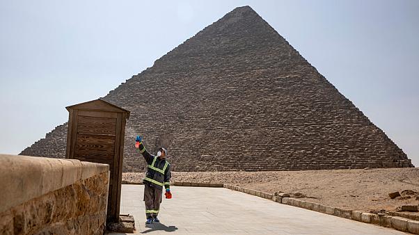 تعقيم أهرامات الجيزة