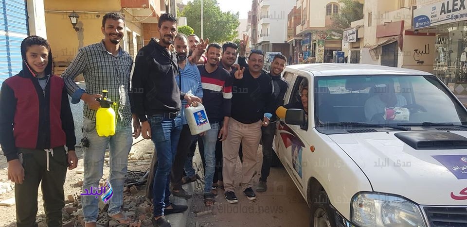شباب السقالة يعقمون الشوارع بالغردقة