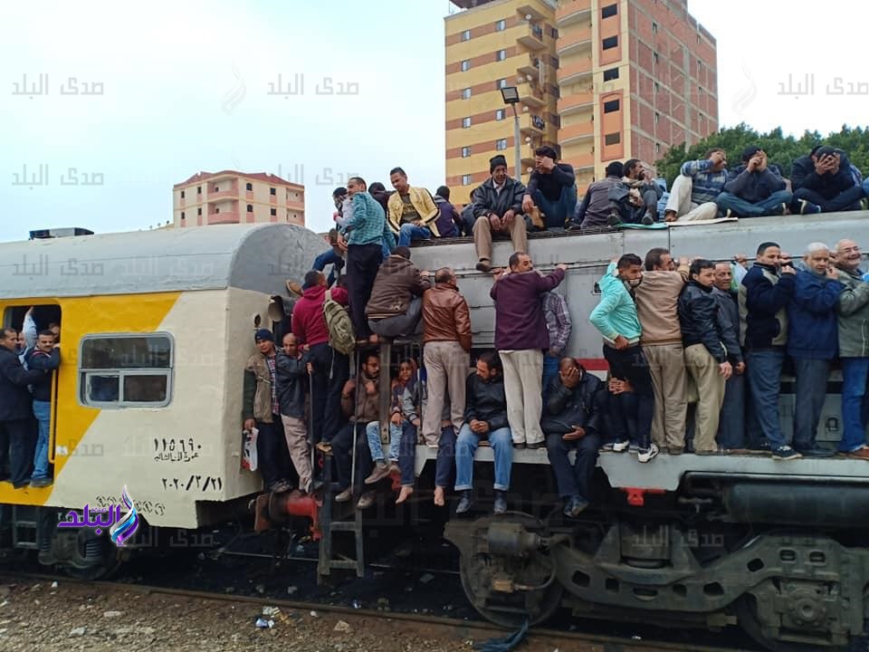الصورة المتداولة لزحام القطارات