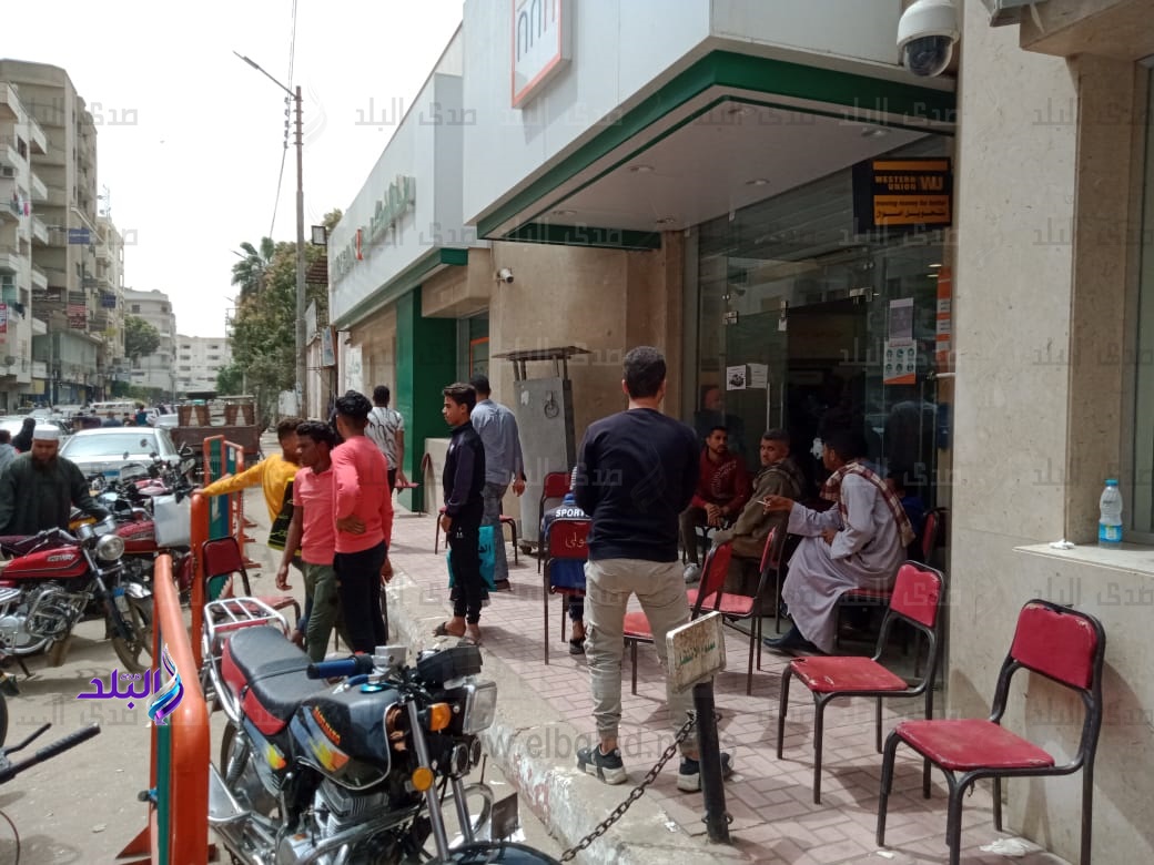 شباب ينظمون عمليات صرف المرتبات من ماكينات الـ ATM