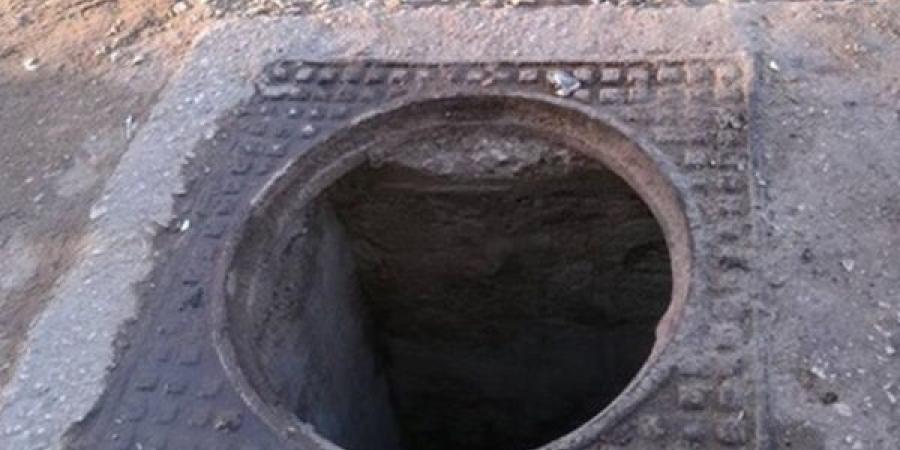 الكويت ترحل 3 مصريين أغلقوا بالوعة صرف صحي بالأسمنت