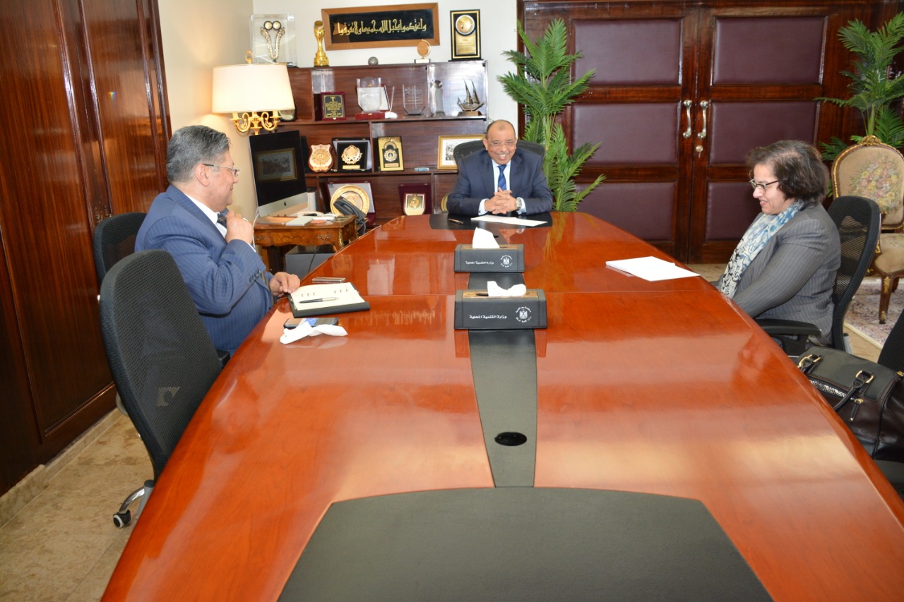وزير التنمية المحلية مع مندوبة البنك الدولى
