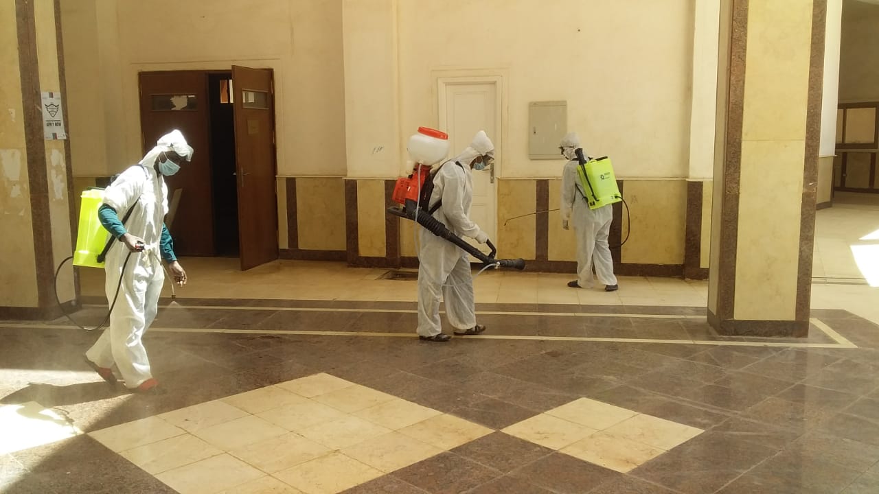 أعمال التعقيم في جامعة أسوان