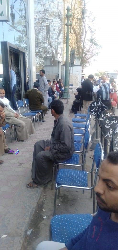  توفير كراسي وتنطيم المواطنين أمام ماكينات الصراف الآلي 