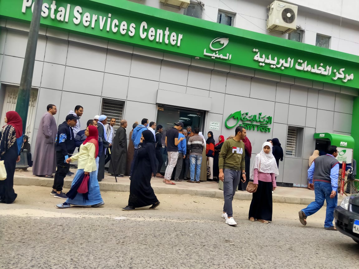 زحام امام مكاتب البريد في المنيا