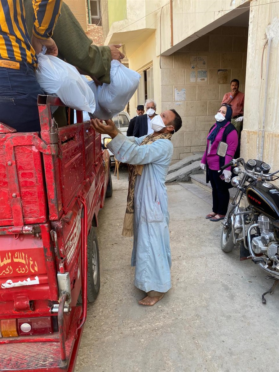 مبادرة لتوزيع ١٥٠ شنطة سلع غذائية في قنا