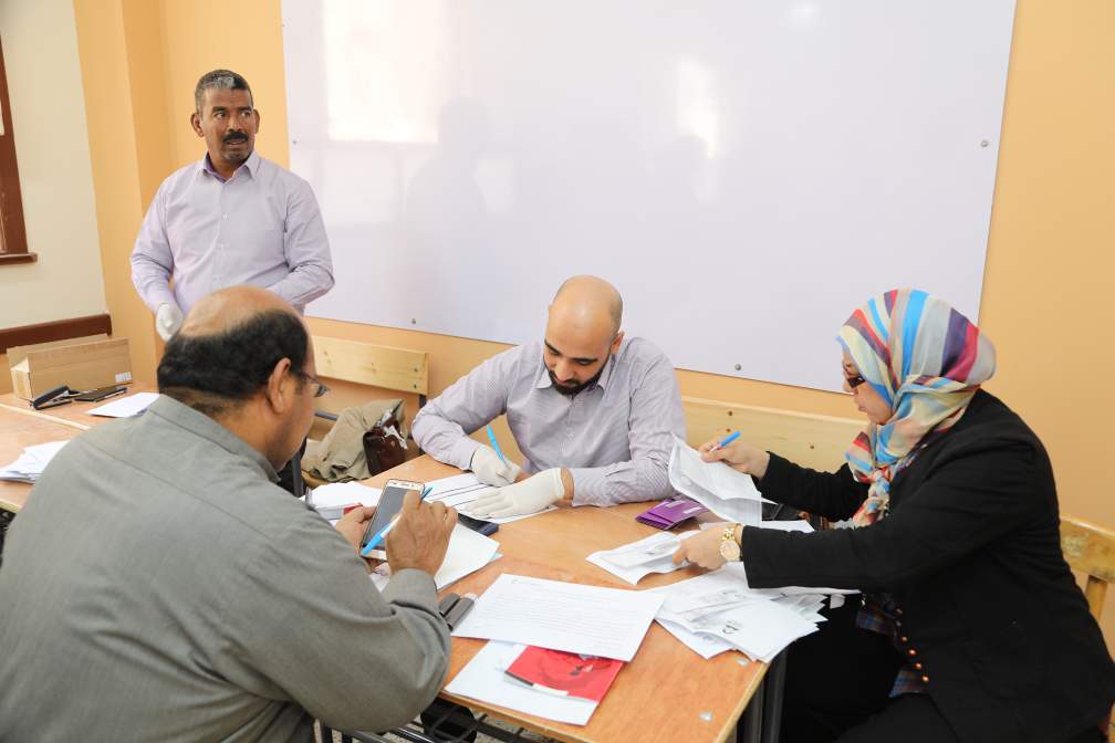 جانب من عملية تسليم شرائح التابلت