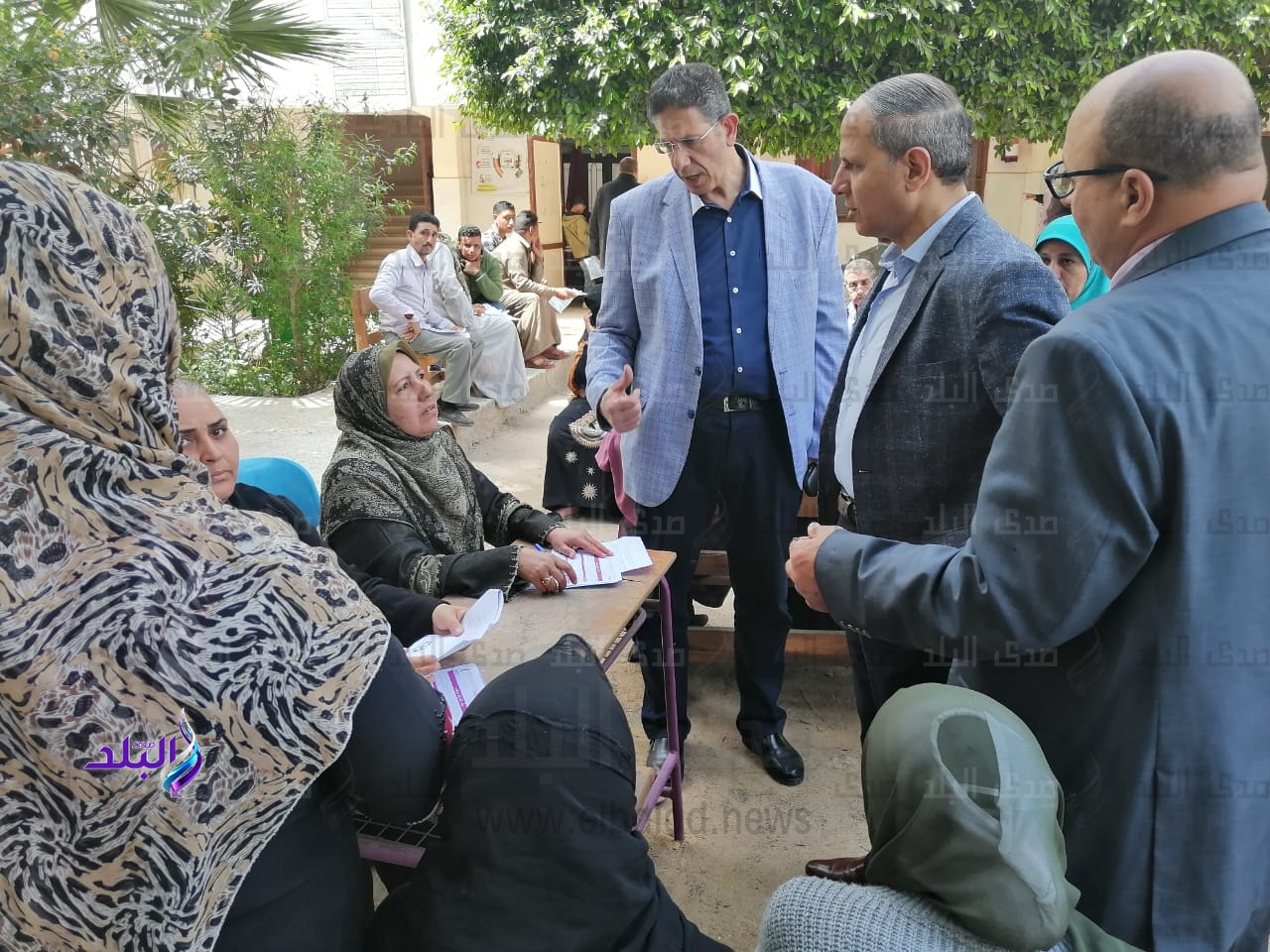 جانب من عملية تسليم شرائح التابلت