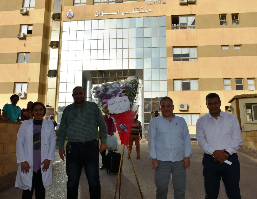 توزيع هدايا على الاطقم الطبية في أسوان 