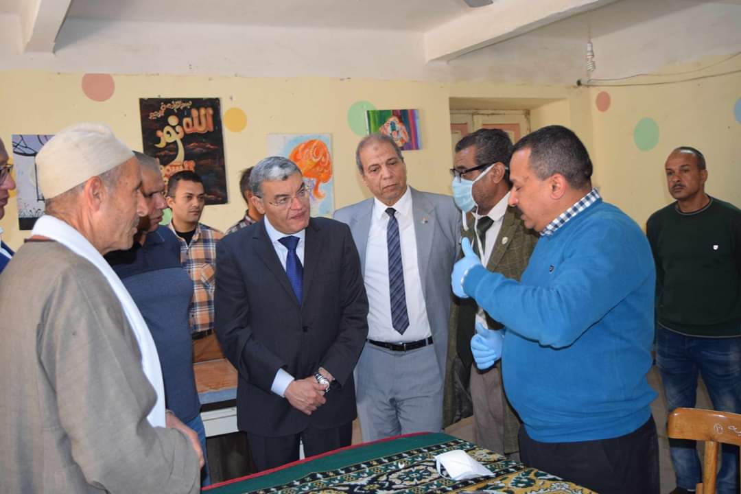 محافظ المنيا يتابع صرف المعاشات بدير مواس