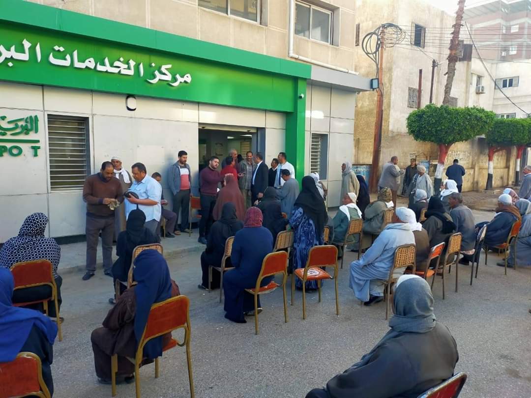 رئيس مدينة ايتاي يتابع صرف العاشات