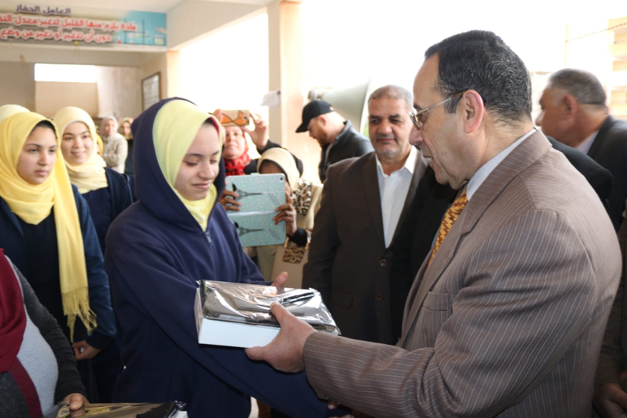  تسليم شرائح أجهزة التابلت لطلاب سيناء