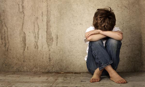 اليتيم إذا بكى اهتز له عرش الرحمن.. 9 فضائل في كفالته