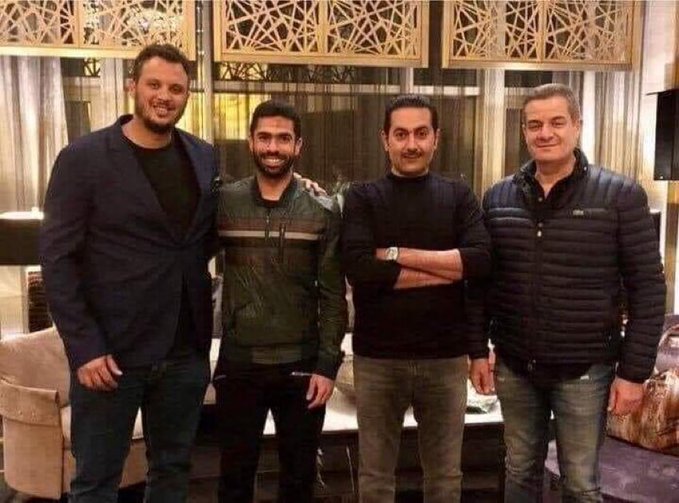 أحمد فتحي مع مسئولي بيراميدز 