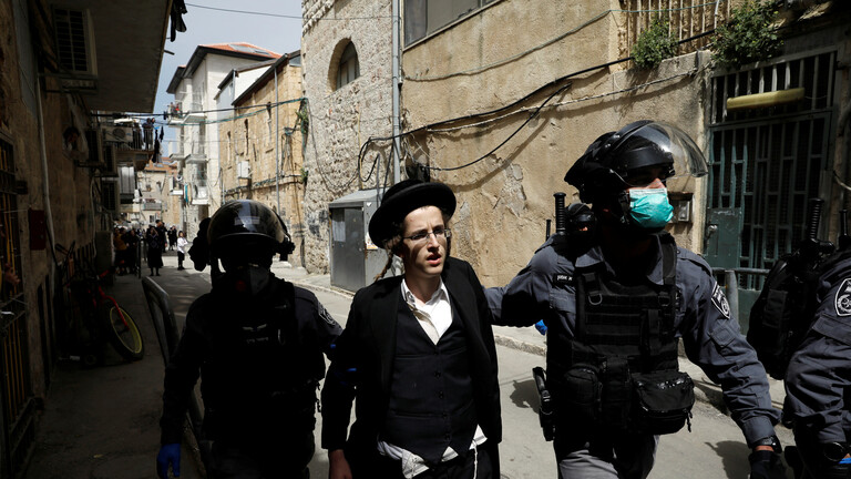 يهود يتجمهرون ويسعلون عمدا أمام رجال الشرطة بإسرائيل