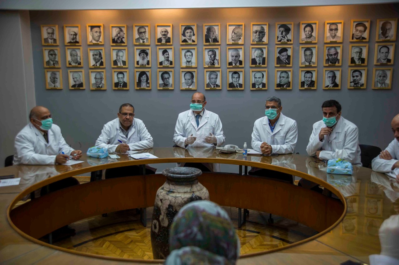 مجلس تحرير الأهرام بالبالطو الابيض