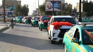 الشرطة العراقية تزف عروسين خلال حظر التجول