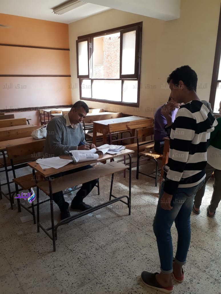 توزيع شرائح الأنترنت على طلاب أولى ثانوي