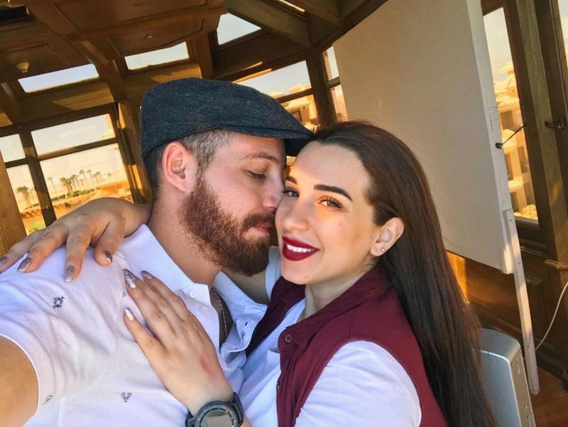 اسما شريف منير برفقة زوجها