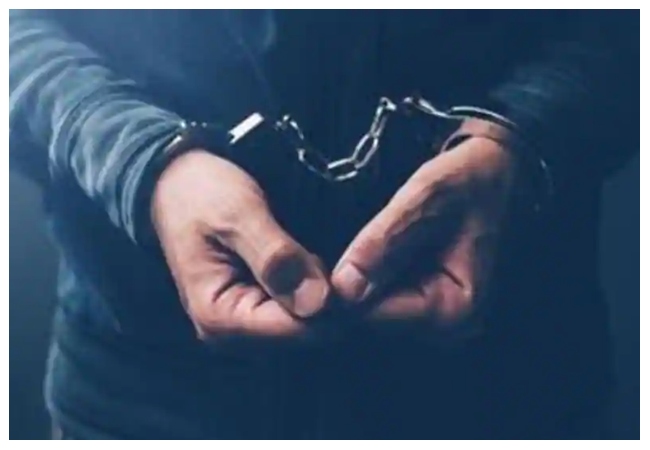 مراهق يحاول قتل عائلة آسيوية في محل تجاري بسبب كورونا