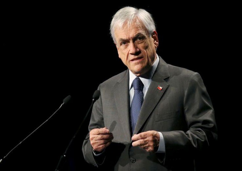 رئيس تشيلي يثير غضبا بزيارة لميدان احتجاج مفروض عليه حجر صحي