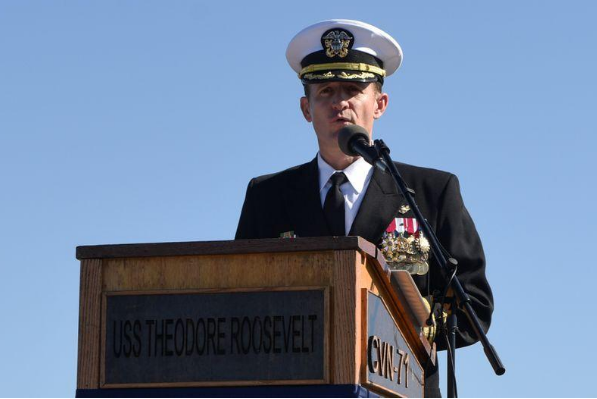 وزير الدفاع الأمريكي يؤيد إقالة قائد حاملة الطائرات