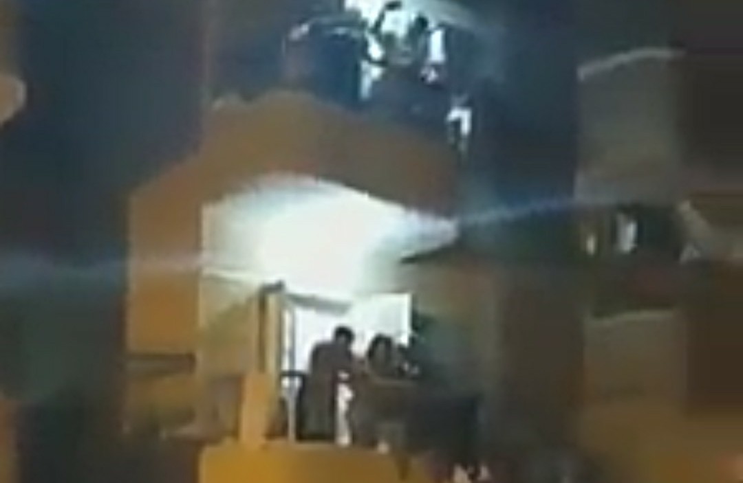 اهالى يستقبلون الطبيب