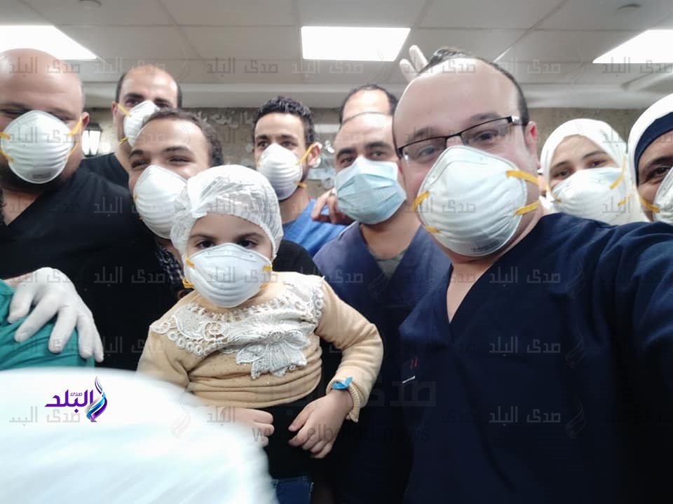 لحظة خروج أول طفلة مصابة بـ كورونا من مستشفى العزل بقها