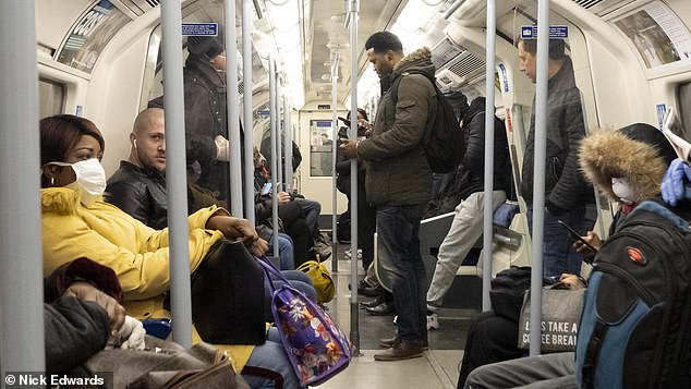 زحام مترو الأنفاق يثير الجدل وسط تفشي كورونا  زحام مترو الأنفاق يثير الجدل وسط تفشي كورونا