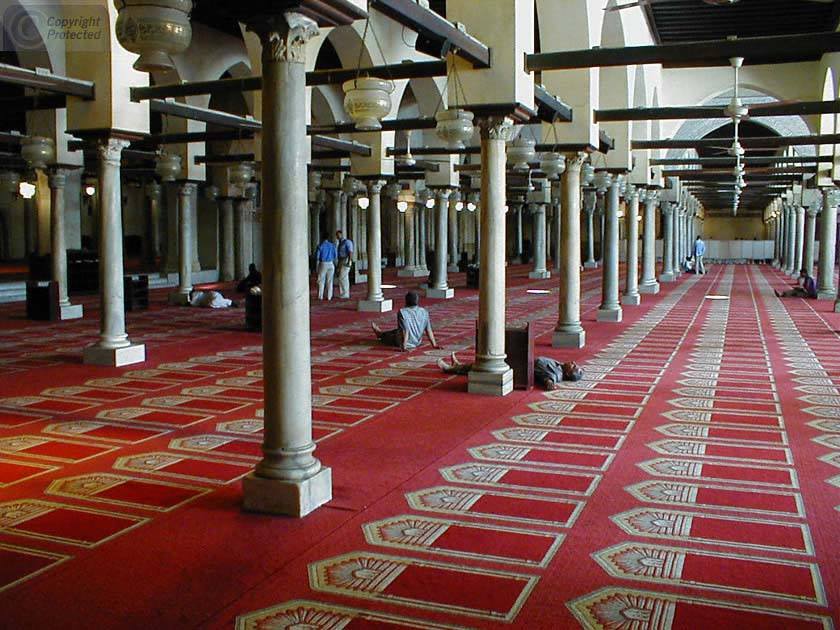 حكم الصلاة مع وجود الفرجات بين المأمومين
