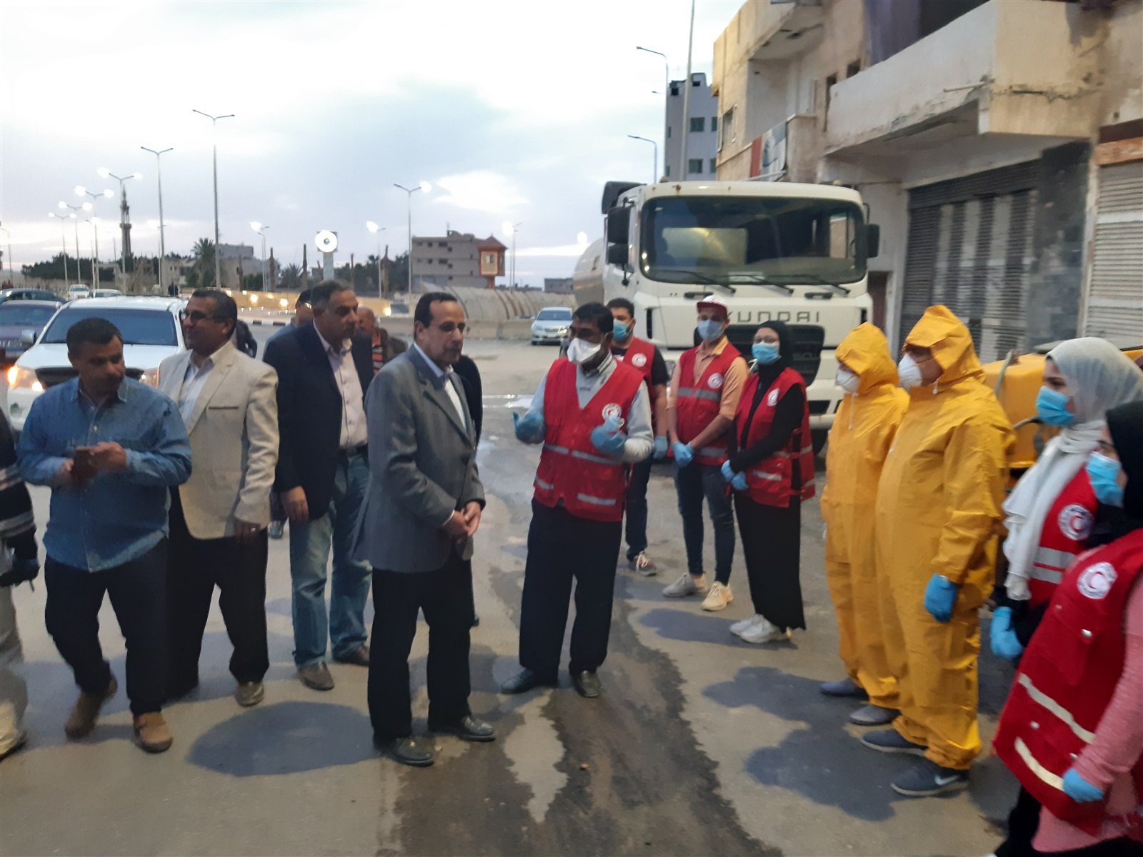 حملة تعقيم وتطهير الشوارع والمحلات بالعريش