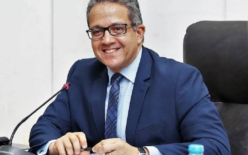 وزير السياحة والاثار وزير السياحة والاثار