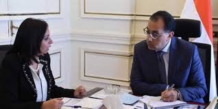 رئيس الوزراء مع رئيسة المجلس القومى للمرأة 